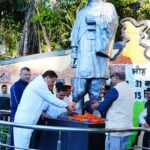 ने-सरदार-वल्लभभाई-पटेल-की-प्रतिमा-पर-पुष्पांजलि-अर्पित.jpg