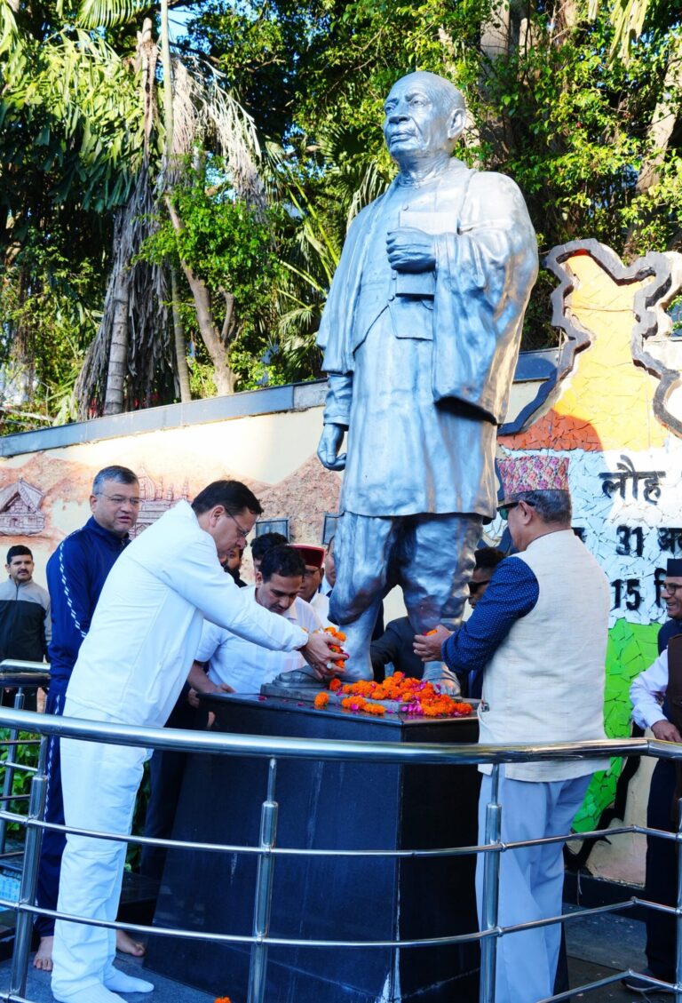 ने-सरदार-वल्लभभाई-पटेल-की-प्रतिमा-पर-पुष्पांजलि-अर्पित.jpg