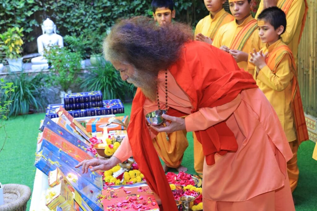 पर-परमार्थ-निकेतन-में-वेद-उपनिषद-पुराण-एवं-शास्त्रों.jpg