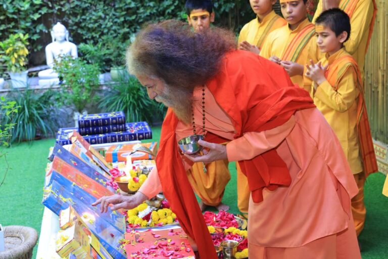 पर-परमार्थ-निकेतन-में-वेद-उपनिषद-पुराण-एवं-शास्त्रों.jpg