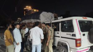 पुलिस-ने-नो-एन्ट्री-में-भारी-वाहनो-के-विरूद्ध-चलाया.jpg