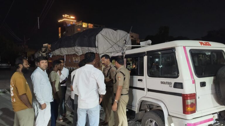 पुलिस-ने-नो-एन्ट्री-में-भारी-वाहनो-के-विरूद्ध-चलाया.jpg
