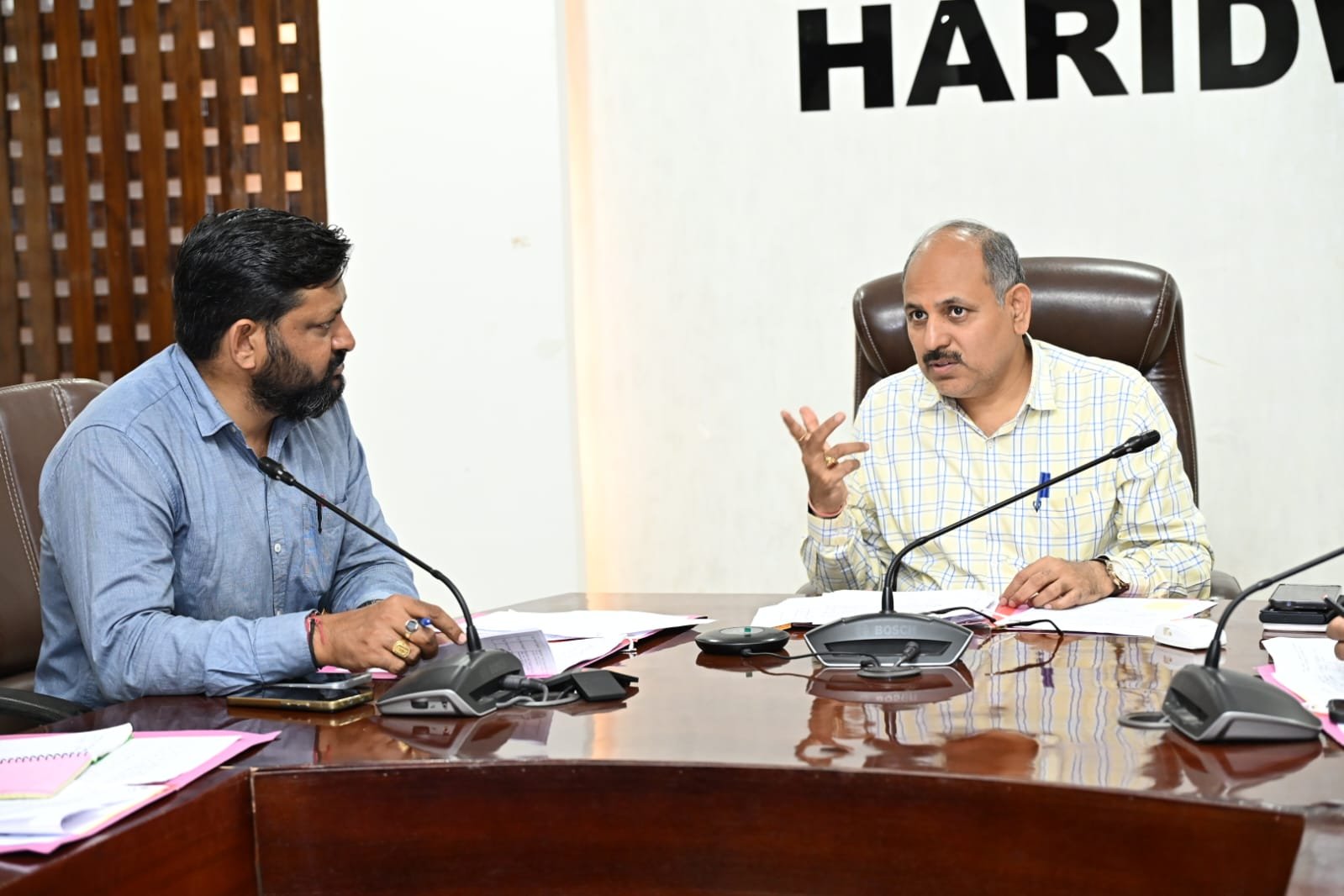जिलाधिकारी की अध्यक्षता में अनुसूचित जाति एवं अनुसूचित जनजाति