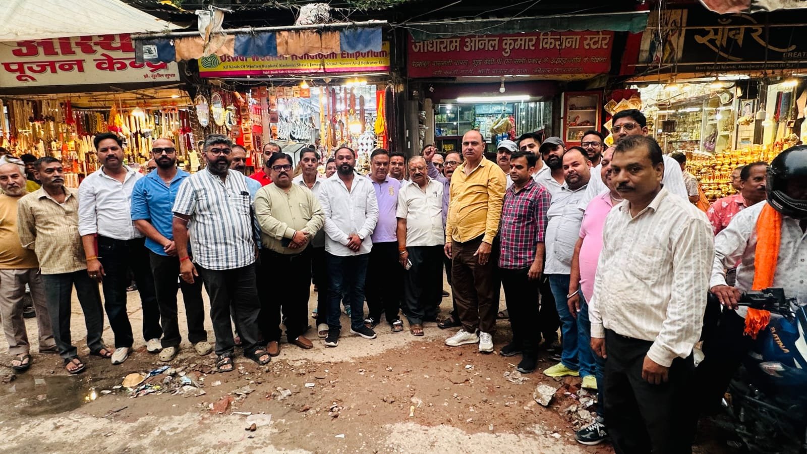 फायर हाइड्रेंट पाइपलाइन निर्माण में लापरवाही: व्यापारियों ने अधिकारियों और ठेकेदारों के खिलाफ किया प्रदर्शन 2 हाइड्रेंट पाइपलाइन निर्माण में लापरवाही व्यापारियों ने अधिकारियों और