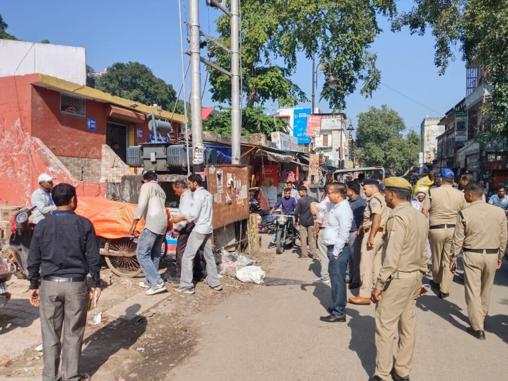 मयूर-दीक्षित-के-निर्देशन-में-अवैध-अतिक्रमण-के-खिलाफ-निरंतर.jpeg