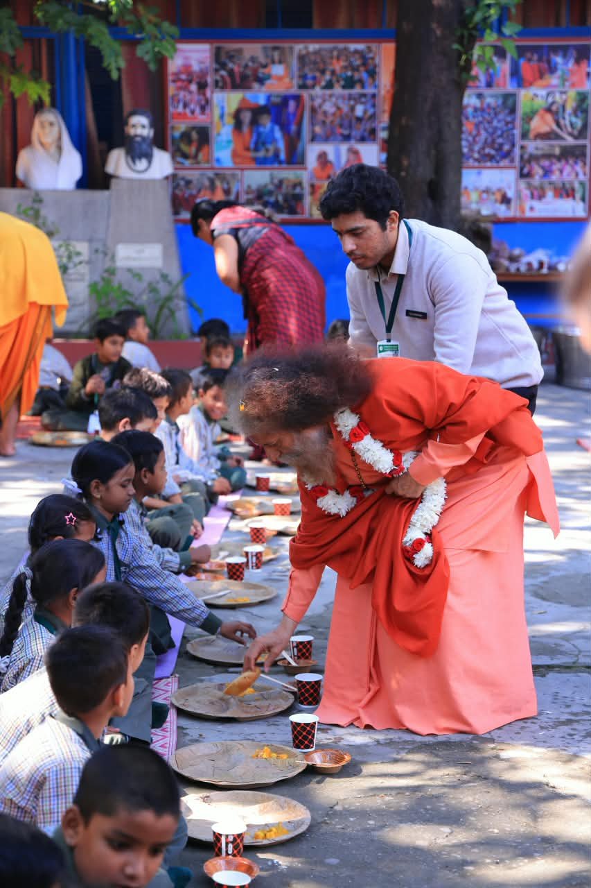 माँ कालरात्रि की आराधना, हवन और विशाल भंडारे के साथ परमार्थ विद्या मन्दिर, चन्द्रेश्वर नगर में गूँजी शक्ति, साधना और सेवा की दिव्य त्रिवेणी 5 कालरात्रि की आराधना हवन और विशाल भंडारे के साथ