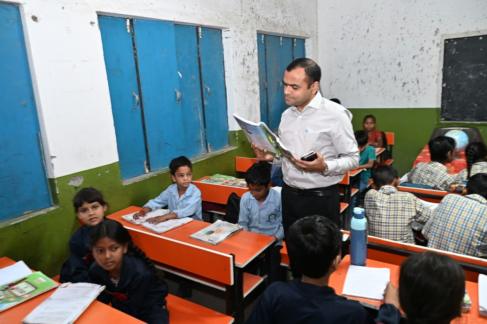 के निर्देशन में जनपद की शिक्षा व्यवस्था को सुदृढ़