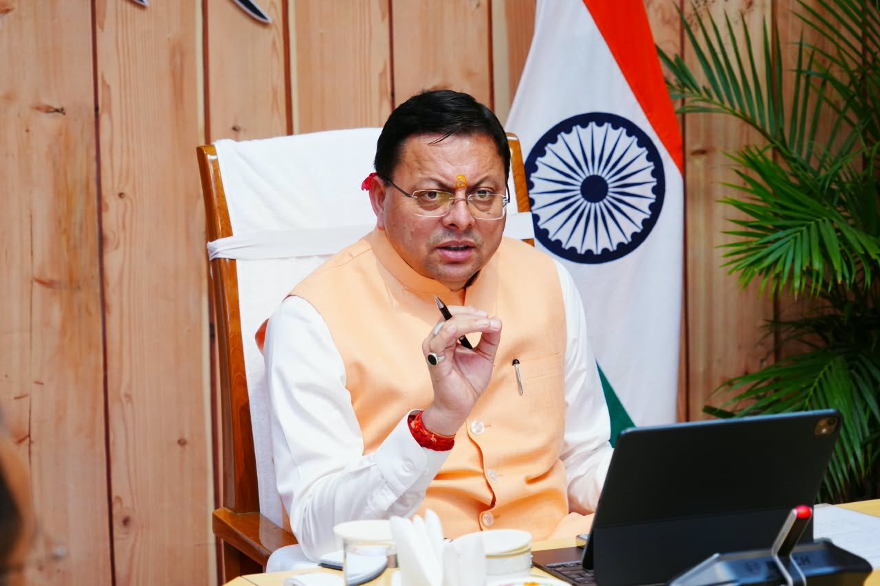 मुख्यमंत्री धामी ने मुख्यमंत्री आवास में देर रात तक जिलाधिकारियों और एसएसपी के साथ ली चार घंटे से अधिक मेराथन बैठक 2 धामी ने मुख्यमंत्री आवास में देर रात तक जिलाधिकारियों