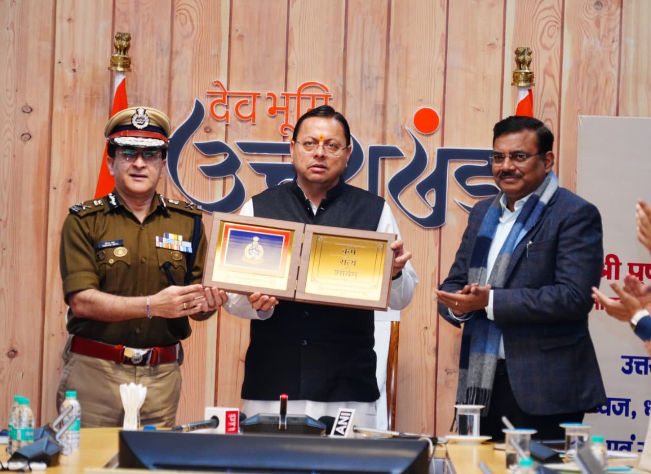 मुख्यमंत्री ने उत्तराखण्ड पुलिस के नवीन गौरव चिह्नों का किया अनावरण 2 ने उत्तराखण्ड पुलिस के नवीन गौरव चिह्नों का किया