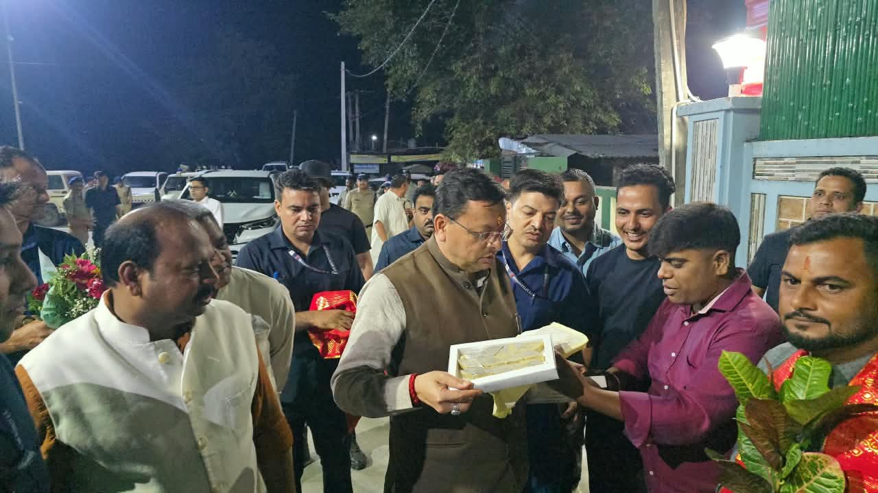 ने खटीमा रेलवे फाटक के पास रुककर रवि के