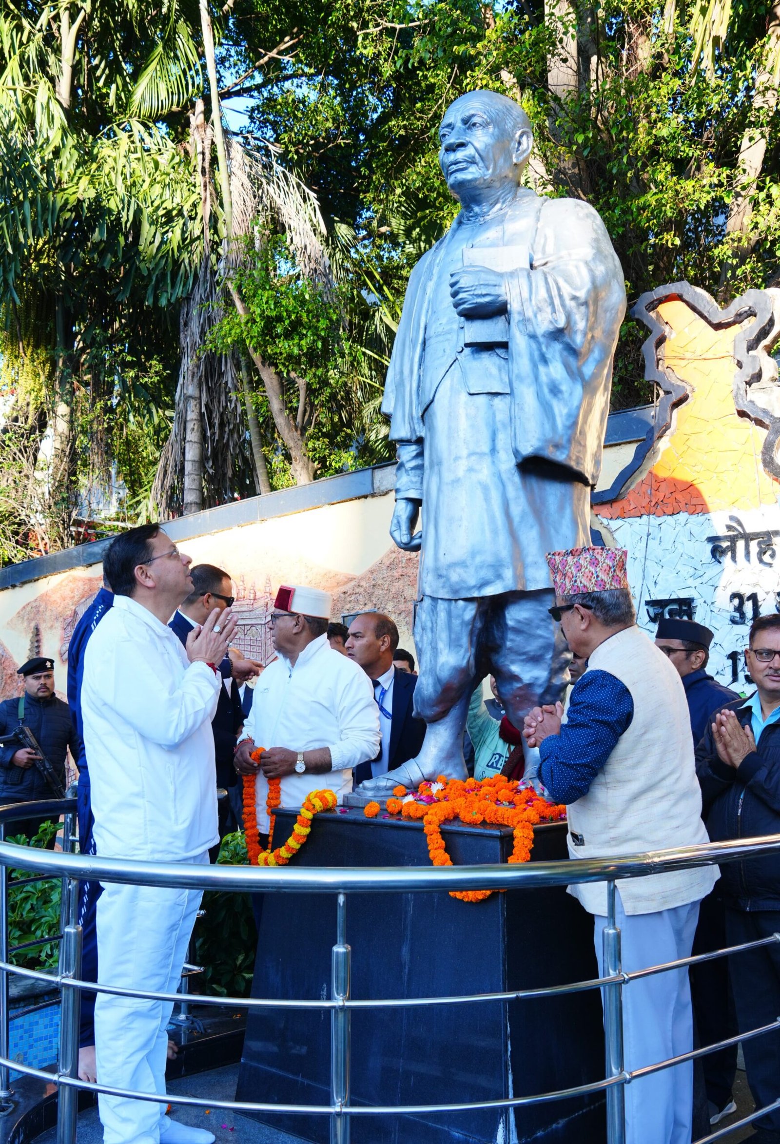 ने सरदार वल्लभभाई पटेल की प्रतिमा पर पुष्पांजलि अर्पित