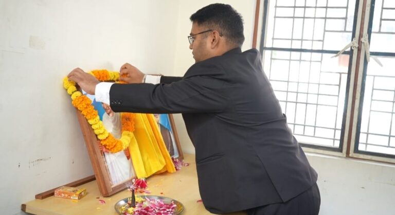 में-धूमधाम-से-मनाई-गई-गांधी-शास्त्री-जयंती-जिलाधिकारी-ने.jpeg