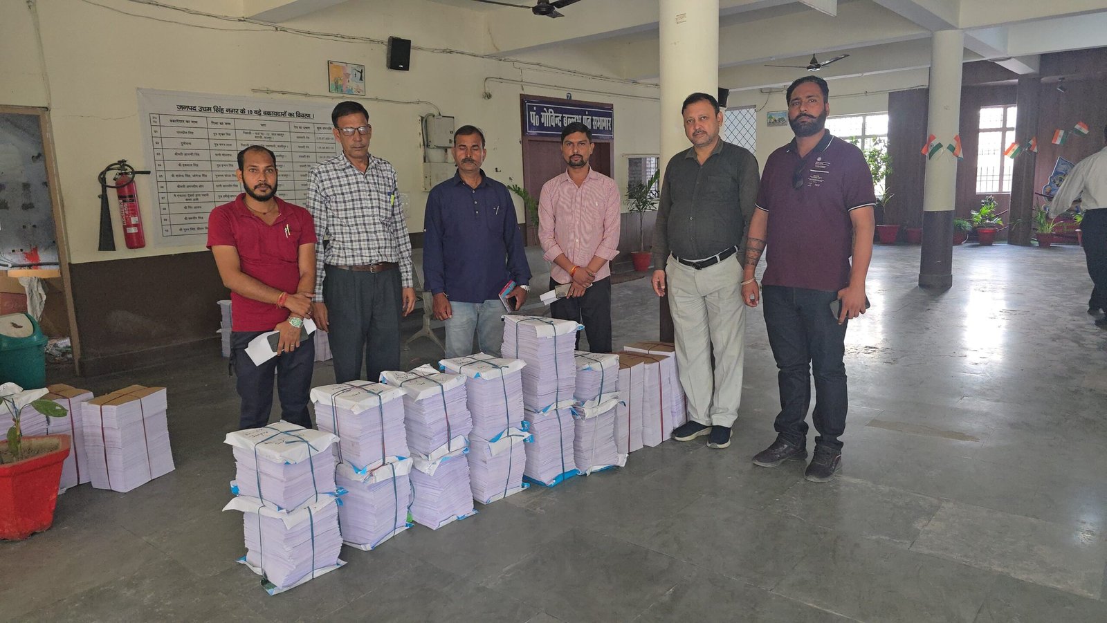 दलों के प्रतिनिधियों के साथ बैठक की