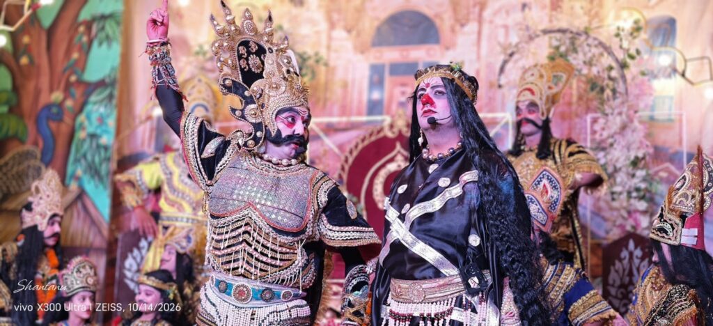 रामलीला-समिति-लक्कड़हारान-के-रंग-मंच-पर-बुधवार-की.jpg