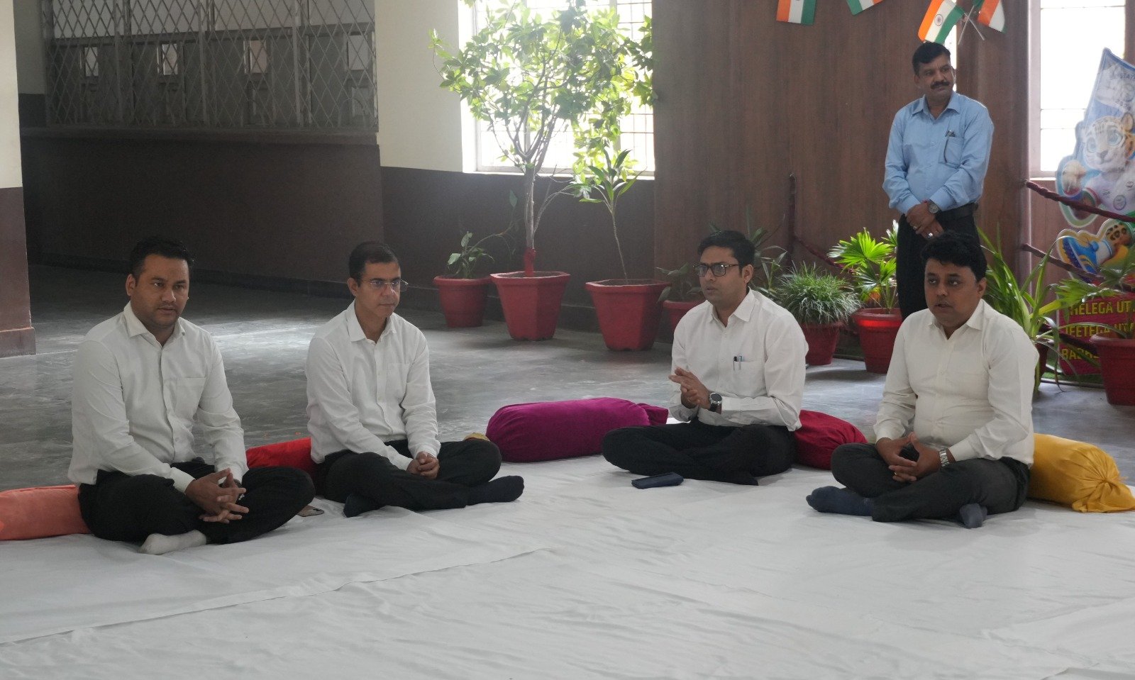 महात्मा गांधी एवं देश के पूर्व प्रधानमंत्री स्वलाल बहादुर