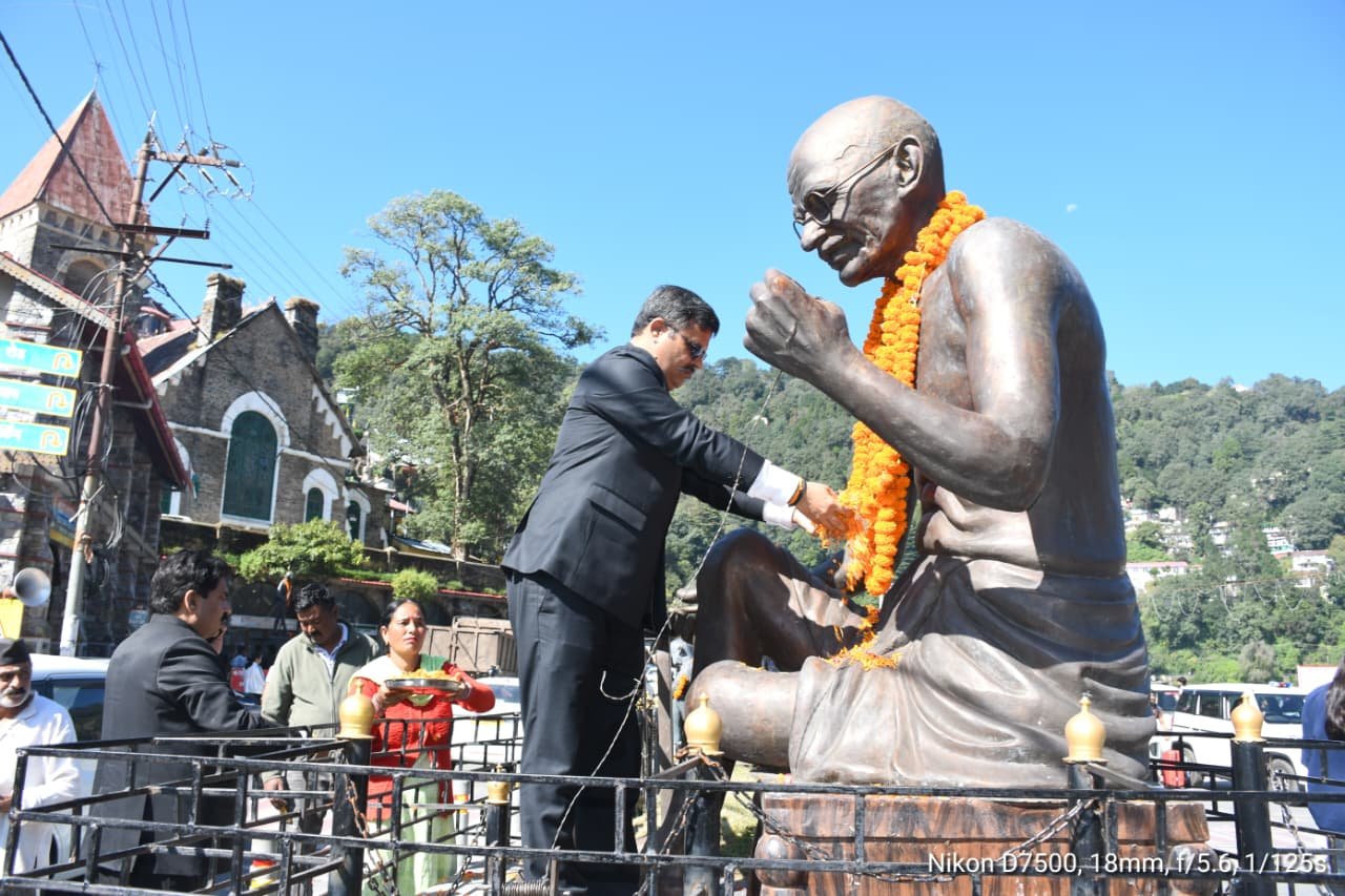 राष्ट्रपिता महात्मा गांधी जी की 157वीं जयंती तथा भारत के पूर्व प्रधानमंत्री लाल बहादुर शास्त्री जी की 122वीं जयंती के अवसर पर उनके चित्र पर माल्यार्पण एवं पुष्प अर्पित कर श्रद्धांजलि दी 2 महात्मा गांधी जी की 157वीं जयंती तथा भारत के