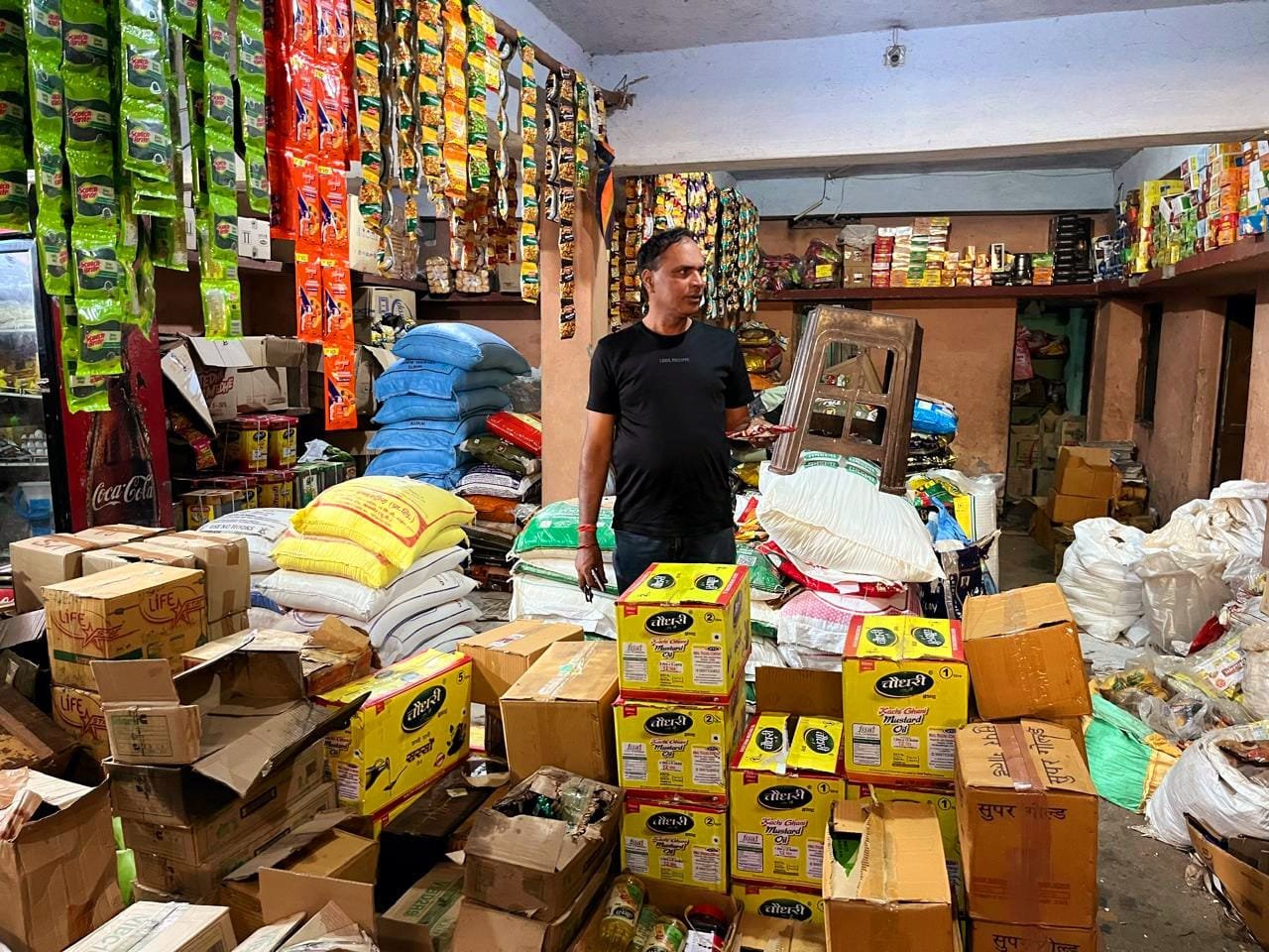खाद्य सुरक्षा अधिकारी दिलीप जैन के नेतृत्व में टीम