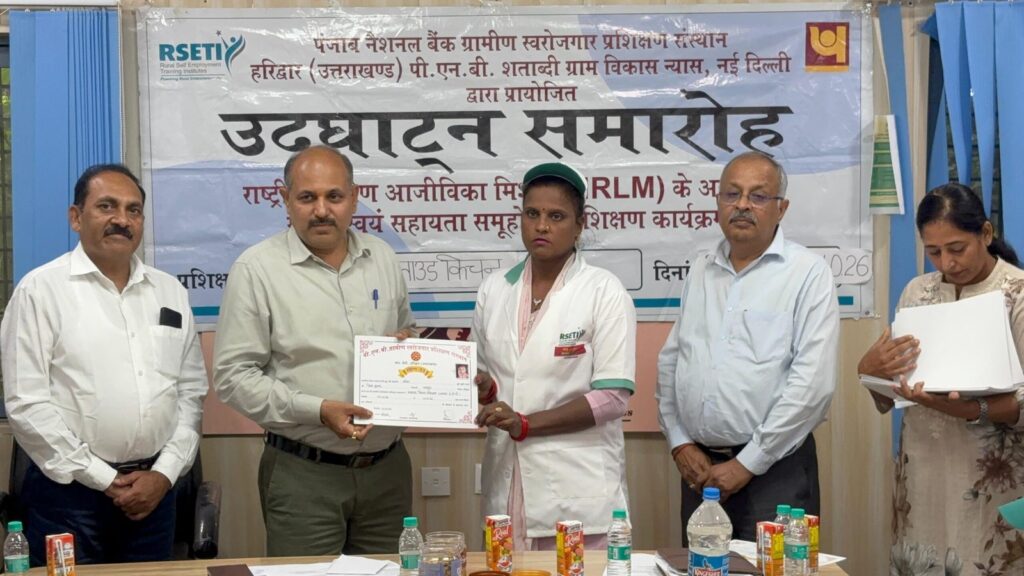 विकास-अधिकारी-ने-मुख्यमंत्री-उद्यमशाला-योजना-स्पोक-सेंटर-में.jpg