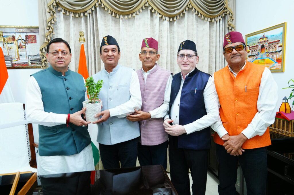 श्री-पुष्कर-सिंह-धामी-से-उत्तराखंड-महापरिषद-लखनऊ-के.jpg