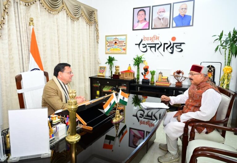 श्री-पुष्कर-सिंह-धामी-से-कैबिनेट-मंत्री-श्री-सतपाल.jpeg