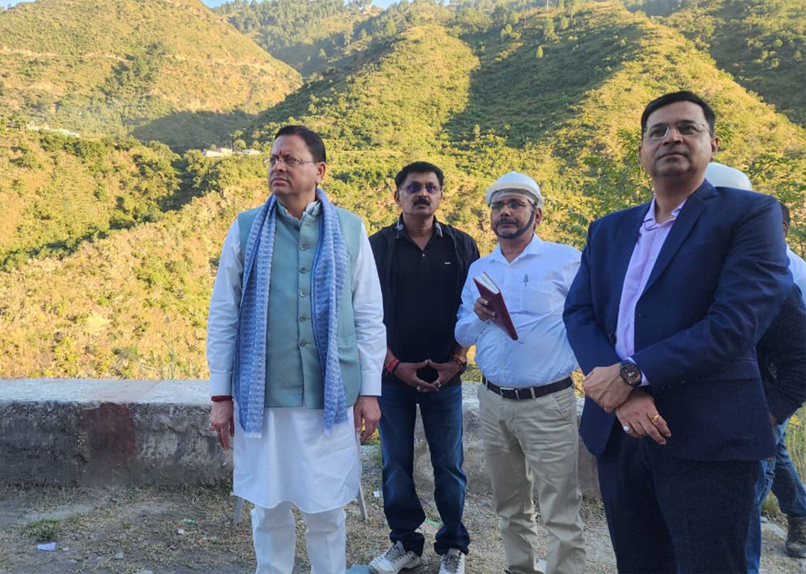 से सड़क मार्ग से देहरादून लौटते हुए मुख्यमंत्री धामी