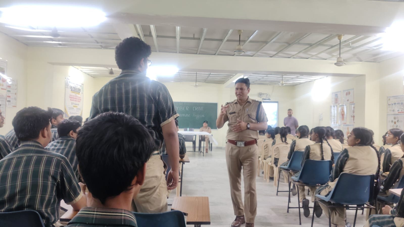क्राइम के संबंध में एसएम पब्लिक स्कूल में जागरूकता