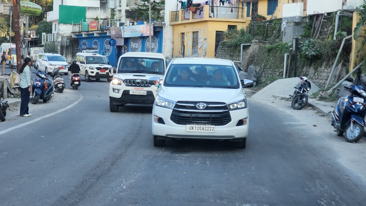 धामी सड़क मार्ग से देहरादून जा रहे सड़क मार्ग