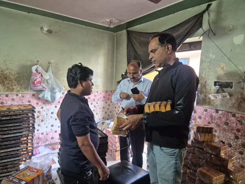 से-पहले-खाद्य-सुरक्षा-विभाग-की-छापेमारी-पांच-खाद्य.jpg