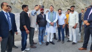 से-सड़क-मार्ग-से-देहरादून-लौटते-हुए-मुख्यमंत्री-धामी.jpeg