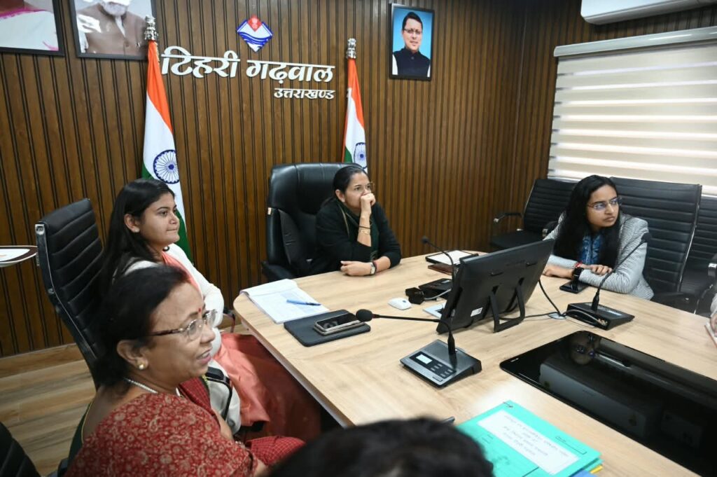 स्कूलों-में-मूलभूत-सुविधाओं-की-जिलाधिकारी-ने-की-समीक्षा.jpeg