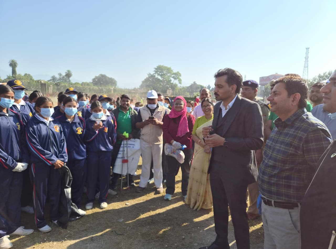 सर्वेक्षण अभियान के तह्त शहर में चला विशेष सफाई