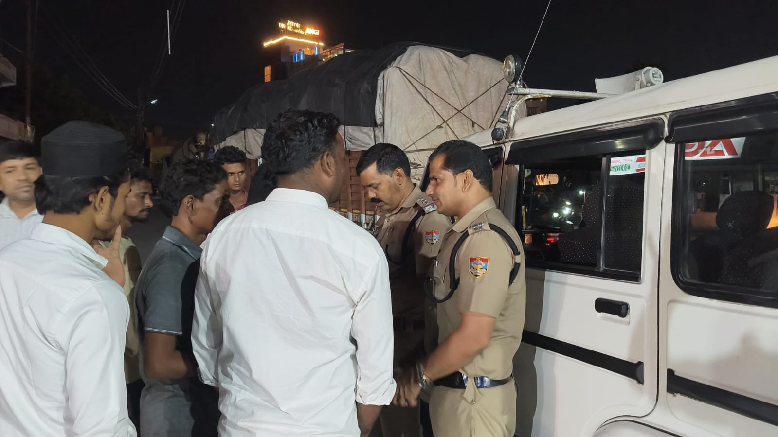 पुलिस ने नो एन्ट्री में भारी वाहनो के विरूद्ध चलाया