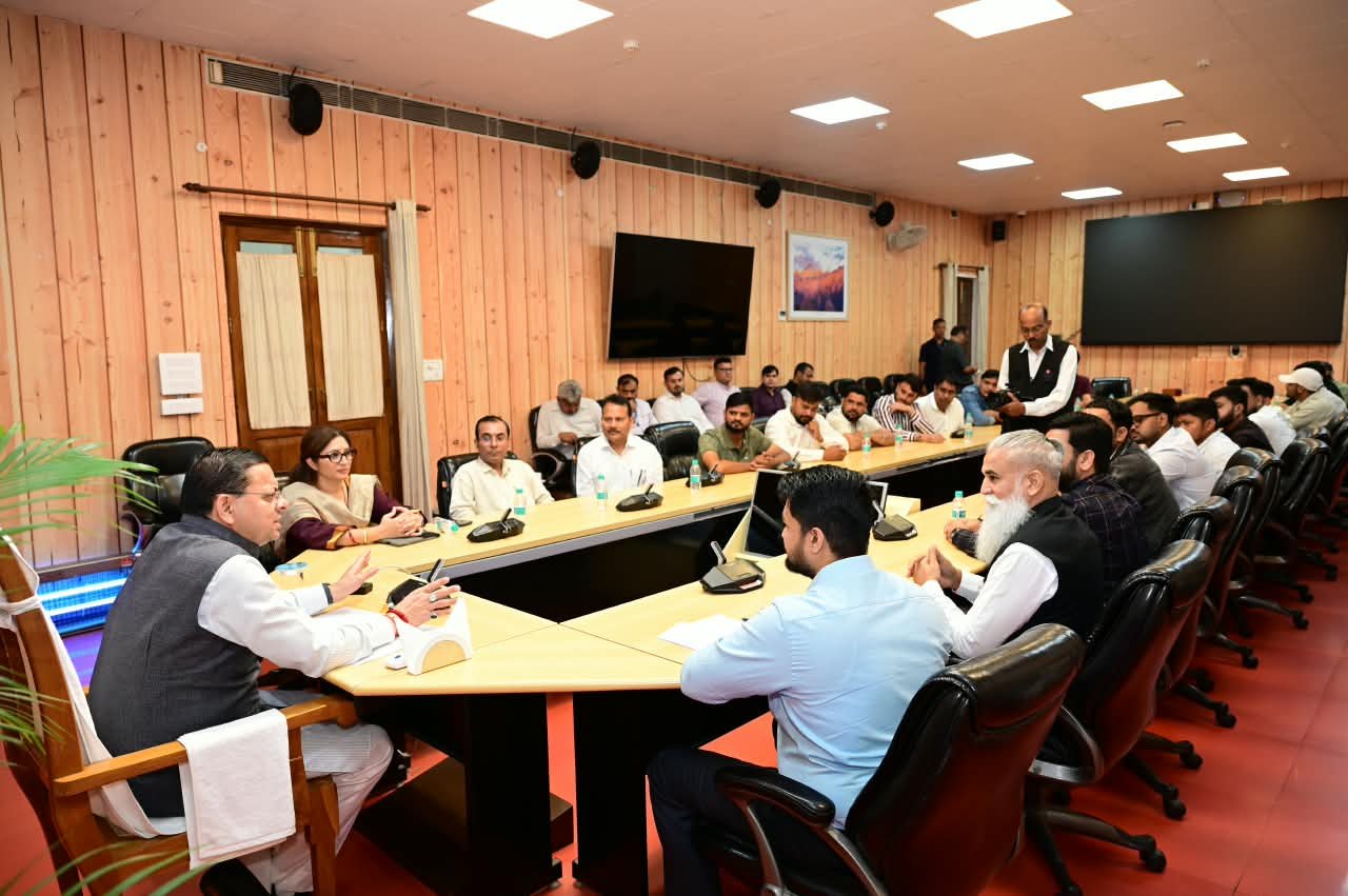 के युवाओं ने मुख्यमंत्री धामी से साझा किए उत्तराखण्ड