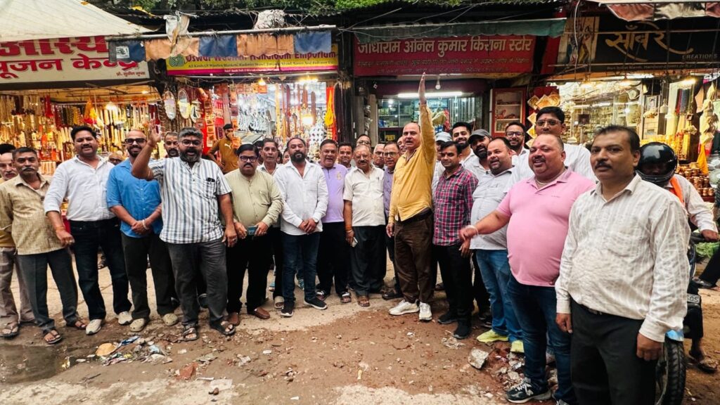 हाइड्रेंट-पाइपलाइन-निर्माण-में-लापरवाही-व्यापारियों-ने-अधिकारियों-और.jpeg
